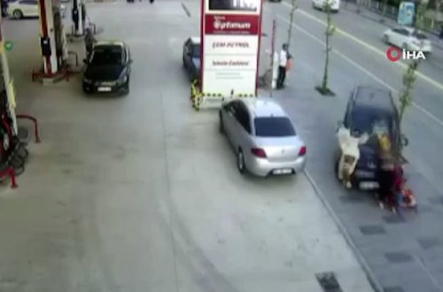 Türkiyədə avtomobil yoldan çıxaraq uşaq arabası və anaya çırpıldı - ANBAAN VİDEO