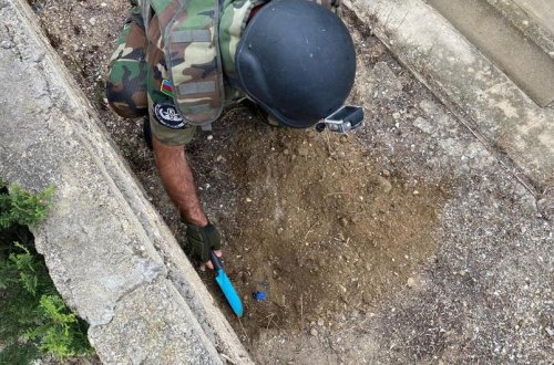 Bakıda qəbiristanlıqda basdırılmış tapança və əl qumbarası tapılıb