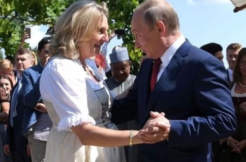 Ölkəsindən qaçan Avstriyanın sabiq xarici işlər naziri Rusiyaya köçür