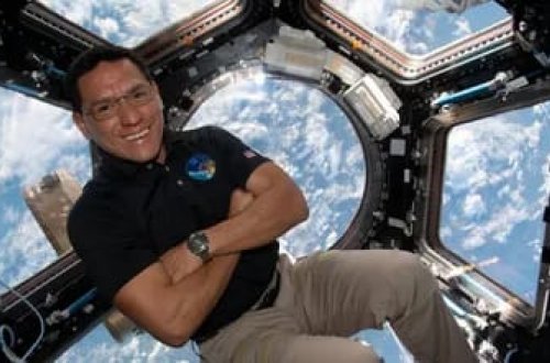 Bu şəxs kosmosda ən uzun müddət qalan amerikalı oldu