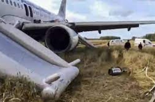 167 nəfəri daşıyan sərnişin təyyarəsi çöldə məcburi eniş edib