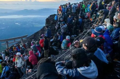 Yaponiyanın ən yüksək zirvəsi Disneylendə çevrildi