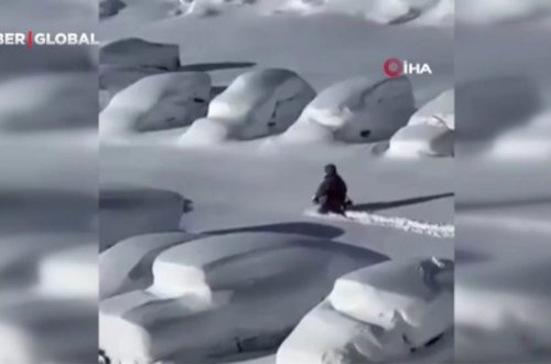 Bu ölkəyə qar yağdı - Avtomobillər yolda qaldı - VİDEO