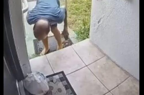 Kuryer yeməyin içinə tüpürərkən kameraya düşdü - FOTO