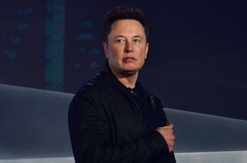 Moskvada İlon Maskın üstünə tüpürüblər