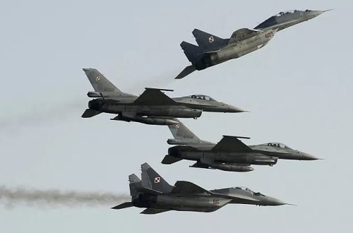 Avstraliya çinli pilotları öyrədən təqaüdçü zabitlərə 20 il həbs cəzası tələb edəcək