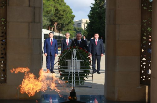 Xarici ölkələrin Baş prokurorları Fəxri Xiyabanı və Şəhidlər Xiyabanını ziyarət edib