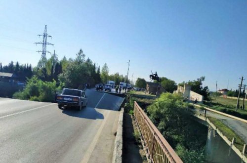 Xudatda uçan körpüdə çaya düşməkdən son anda xilas oldu - VİDEO