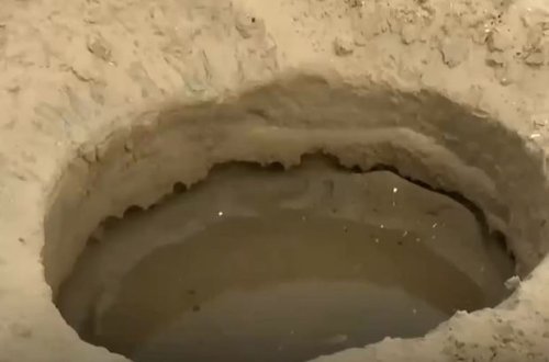 İrlandiya çimərliyində sirli dəlik tapılıb - VİDEO