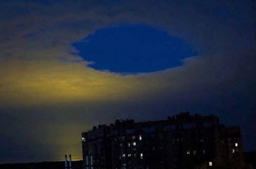 Rusiyada səmada açılan dəlik insanları heyrətləndirdi - FOTO