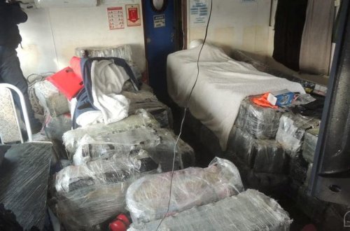 Braziliyanın hərbi dəniz qüvvələri rekord çəkidə kokain ələ keçirib