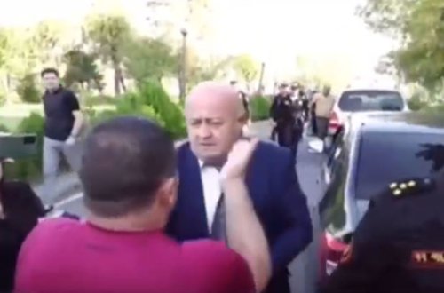 44 günlük müharibədə ölən erməni əsgərlərin ailə üzvləri İrəvanda hakim partiyanın deputatını döydülər - VİDEO