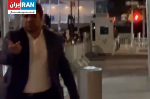 İran prezidentinin heyət üzvü jurnalistə hücum etdi - VİDEO