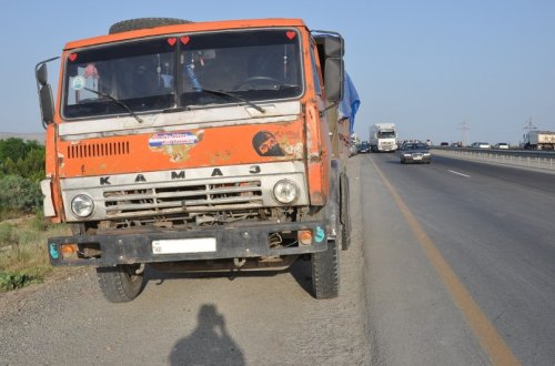 В Баку пассажирский автобус столкнулся с грузовиком, есть погибшая
