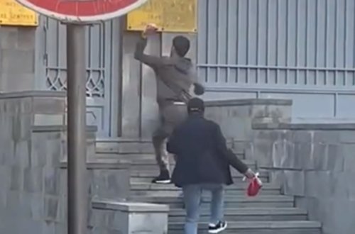 Rusiyanın İrəvandakı səfirliyinə qırmızı boya atdılar - Video