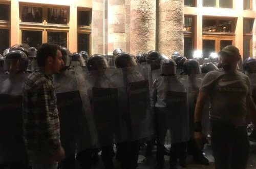 İrəvanda etirazçılar yolu bağladı: 84 nəfər SAXLANILIB