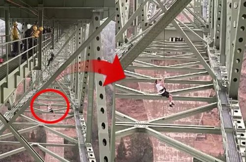 Video çəkməyə çıxan adam körpünün üstündən asılıb