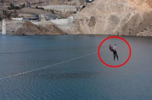 Türkiyədə bələdiyyə sədri ziplaynda asılı qaldı - Video