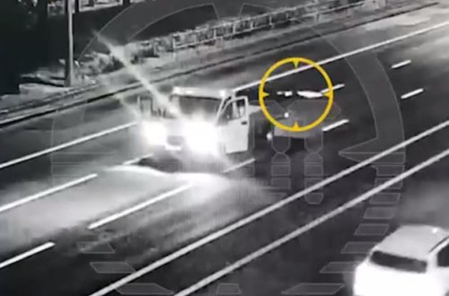 Moskvada qız hərəkət edən yük maşınından yıxıldı: Sürücü onu götürüb gözdən itdi - VİDEO