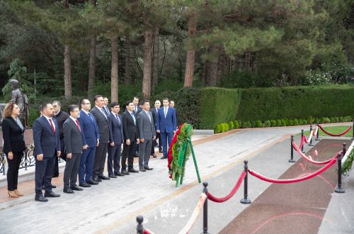 TDT-nin Kənd Təsərrüfatı Nazirlərinin II Toplantısının iştirakçıları Fəxri Xiyaban və Şəhidlər Xiyabanını ziyarət edib
