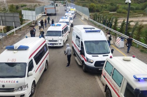 Gorusdan Xankəndi istiqamətinə BQXK-nin müşayiəti ilə təcili yardım avtomobilləri keçib (FOTO)