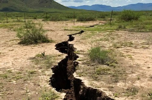 ABŞ-ın bir neçə ştatında torpaqda nəhəng, təhlükəli çatlar yaranıb