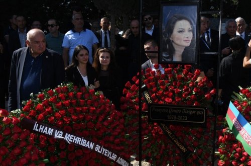 Prezident və birinci xanım deputat Qənirə Paşayevanın məzarına əklil göndərib