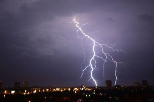 Yaponiyada ildırım vurması nəticəsində yeddi nəfər xəsarət alıb