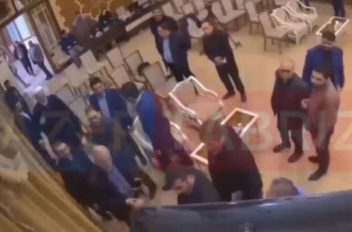 İranda hökumət mollası jurnalistə hücum etdi - VİDEO