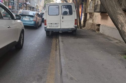 Avtomobillərini səkidə saxlayan sürücülər cəzalandırılıb
