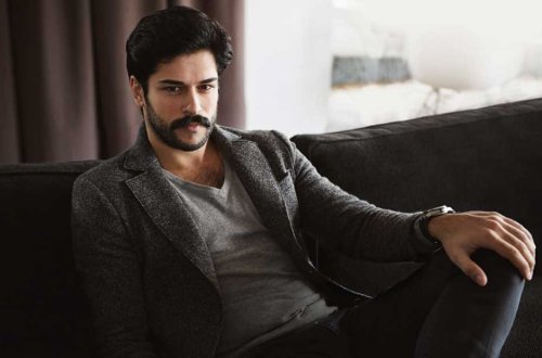 Burak Özçivitin fanatları ilə görüşündə BÖYÜK İZDİHAM - VİDEO