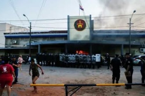 Paraqvayda həbsxanada üsyan: Bina yandırıldı, mühafizəçilər girov götürüldü