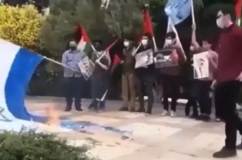 İsrail bayrağını yandıranın özü yandı - VİDEO