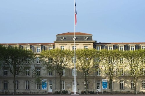 Fransada məktəbə “ərəblərə ölüm” yazılı plakat asıldı