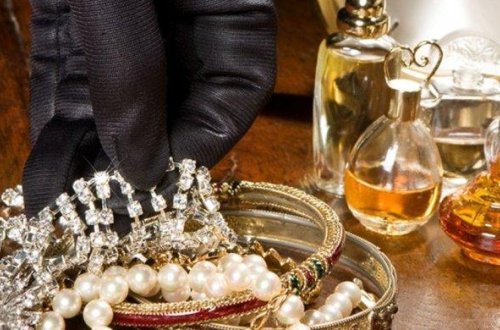 Evdən 12 min manatlıq qızıl oğurlanıb