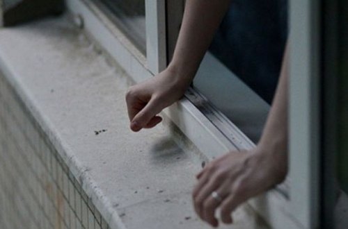 Bakıda kişi tanışı olan qadını hotelin pəncərəsindən atdı - MƏHKƏMƏ