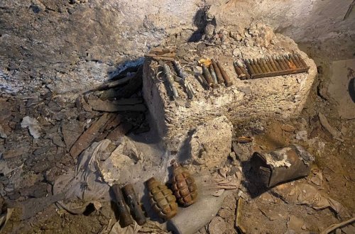 Bakıda əl qumbaraları, partladıcılar və avtomat mərmiləri aşkarlandı (FOTO/VİDEO)