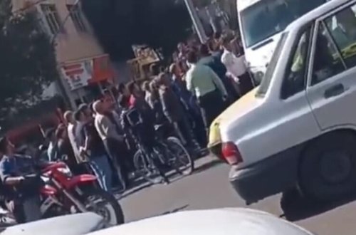 Təbrizdə hicab taxmayan qızı küçədə döydülər - VİDEO