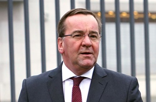 Almaniyanın müdafiə naziri Livanda səfərdədir