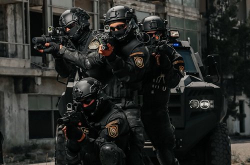 Bakıda “Kalaşnikov” avtomatı və narkotik aşkarlanıb