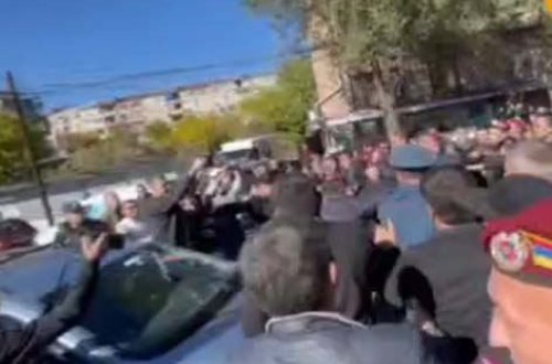 İrəvanda etirazçılar Samvel Şahramanyanın qardaşını döyüblər (FOTO)