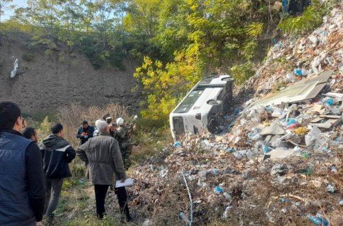 Gəncədə sərnişin avtobusu dərəyə aşdı - Xəsarət alanlar var (FOTO)