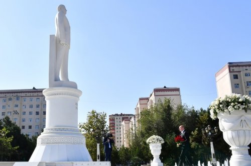 Prezident İlham Əliyev Sumqayıtda Ulu Öndər Heydər Əliyevin abidəsini ziyarət edib