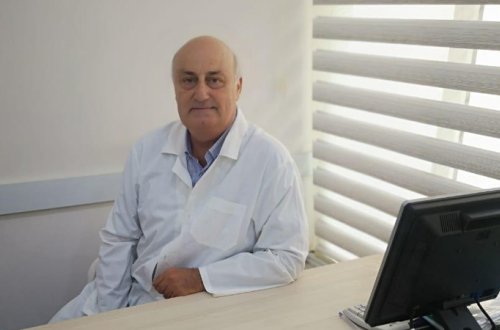 Bakıda baş həkim qaynı tərəfindən döyüldü - Özünü avtomobilin qarşısına atıb...