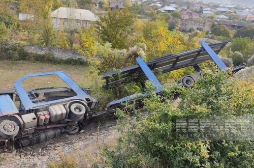 Şəkidə TIR dərəyə aşıb - FOTO/VİDEO