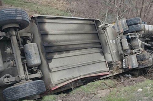 Ağsuda yük avtomobili aşıb, sürücü ölüb