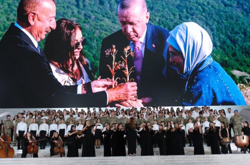 TÜRKİYƏ CÜMHURİYYƏTİNİN 100 İLLİK YUBİLEYİ MÜNASİBƏTİ İLƏ AZƏRBAYCAN GƏNCLƏRİ MARŞ ƏRSƏYƏ GƏTİRİB
