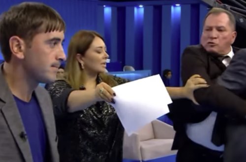 Efirdə ekspertlə iştirakçı əlbəyaxa oldu - Video