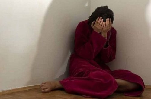 Qadının ağzına qaynar su tökərək işgəncə verən şəxs 100 minlik dələduzluq edibmiş - MƏHKƏMƏ İŞİ