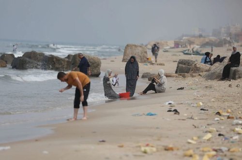 Qəzzada insanlar təmizlik üçün dəniz suyundan istifadə edir